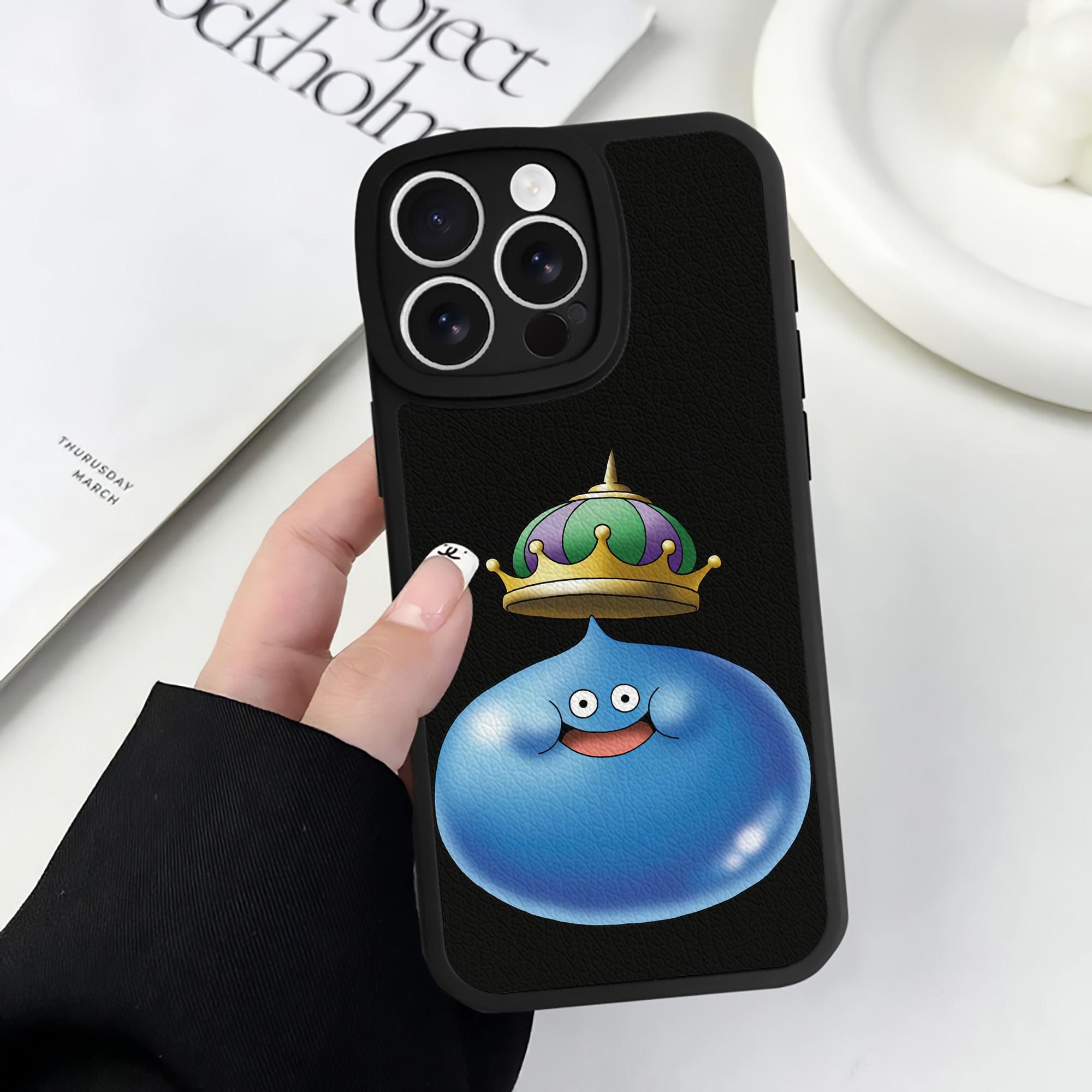 （画像用） ドラゴンクエスト Doragon Kuesuto Dragon Quest 【iPhone 16シリーズ対応】シリコンスマホケース（レザー調） 材質：シリコン